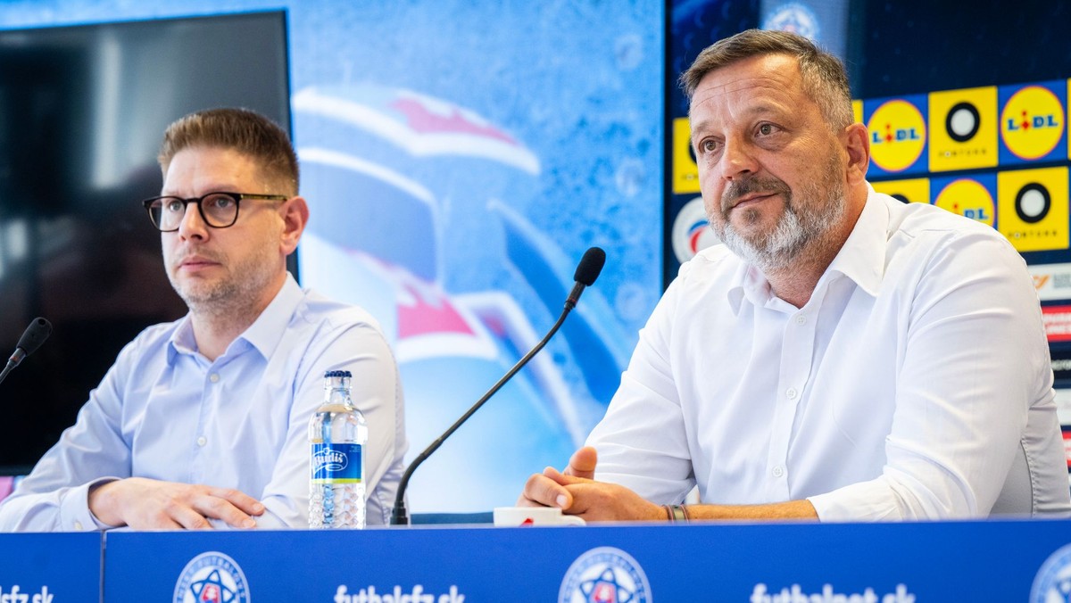 zľava marketingový riaditeľ Slovenského futbalového zväzu (SFZ) Lukáš Donoval a generálny sekretár SFZ Peter Pálenčík 