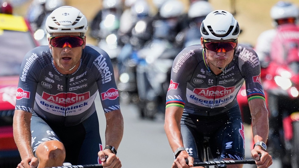 Tímoví kolegovia zo stajne Alpecin - Deceuninck Mathieu van der Poel a Jonas Rickaert počas 9. etapy na Tour de France 2025. 