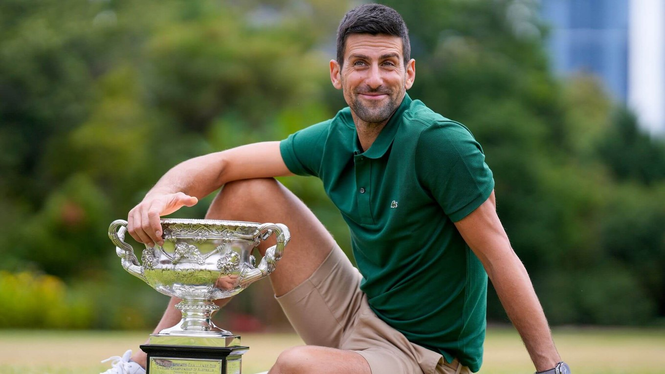 Novak Djokovic s trofejou z Australian Open 2023.