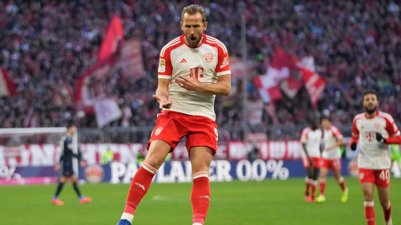 Anglický útočník Bayernu Mníchov Harry Kane sa teší z gólu. 