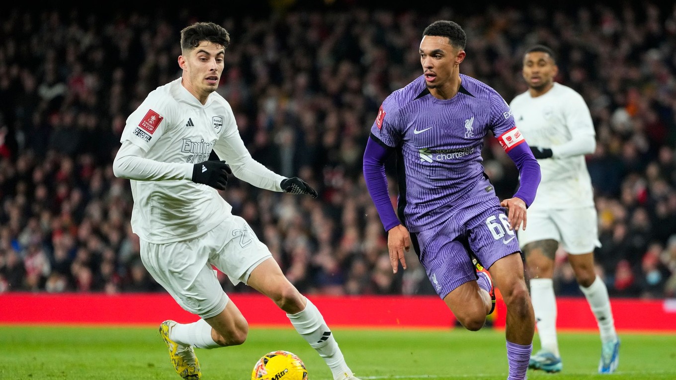 Trent Alexander-Arnold (vpravo) v súboji o loptu s Kaiom Havertzom.