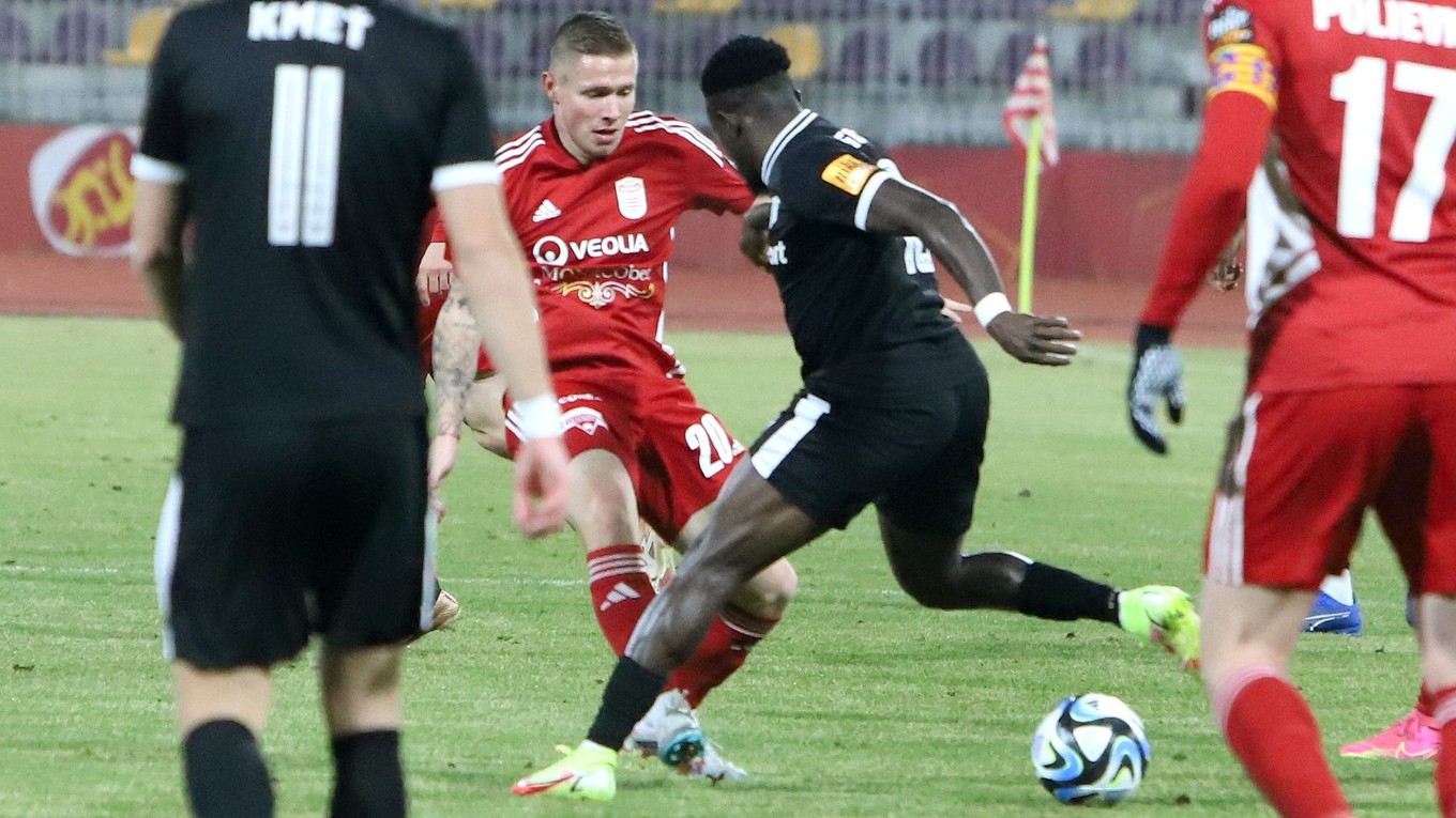 Na snímke zľavo Dominik Veselovský (Banská Bystrica) a Armin Derlek (Trenčín).