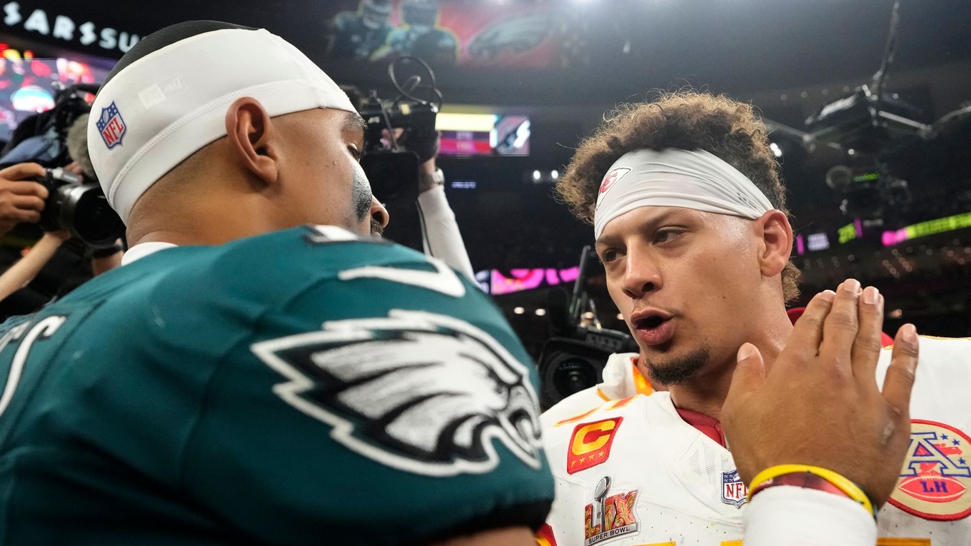 Quarterbackovia Patrick Mahomes (vpravo) a Jalen Hurts v objatí po Super Bowle 2025.