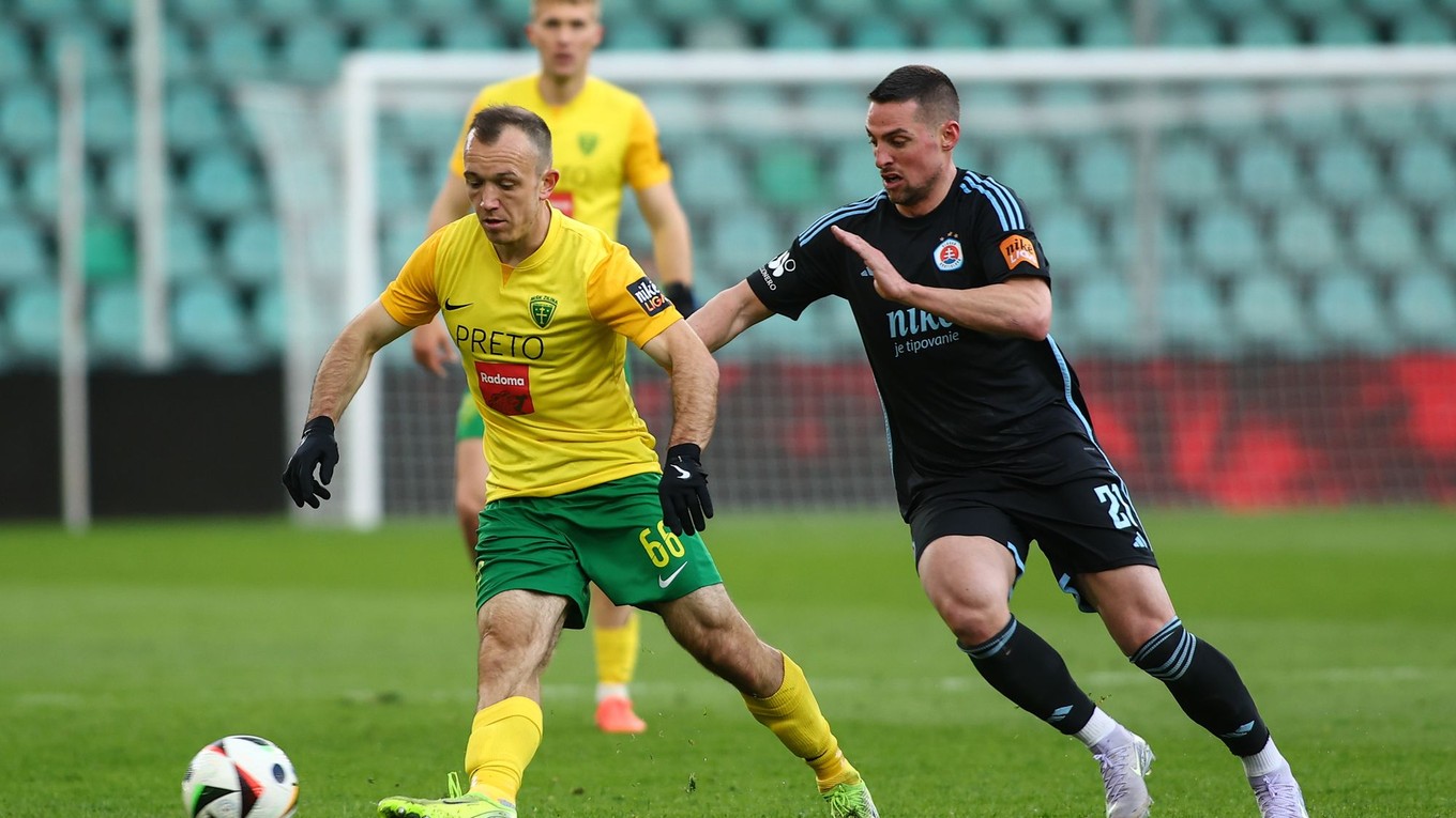 Na snímke v popredí zľava Miroslav Káčer (Žilina) a Róbert Mak (Bratislava) bojujú o loptu