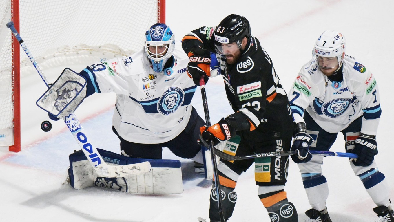 Hokejisti Nitry a Košíc počas finále Tipos extraligy v ročníku 2024/2025. 