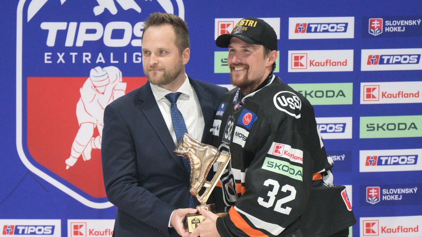 Brankár Jaroslav Janus si preberá ocenenie pre najlepšieho hráča play-off po 7. zápase finále play-off Tipos extraligy medzi HC Košice a HK Nitra.