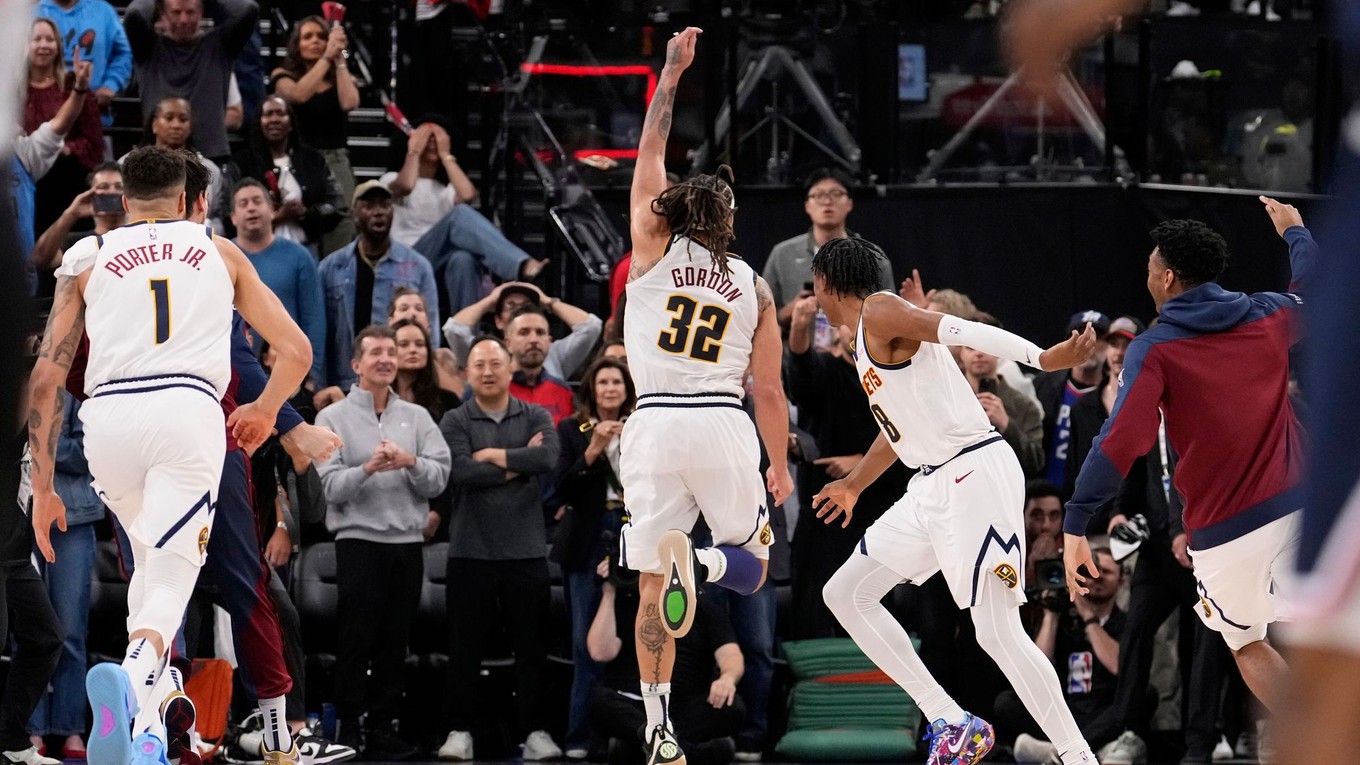 Radosť Aarona Gordona po tom, čo rozhodol zápas play-off medzi Los Angeles Clippers a Denverom. 