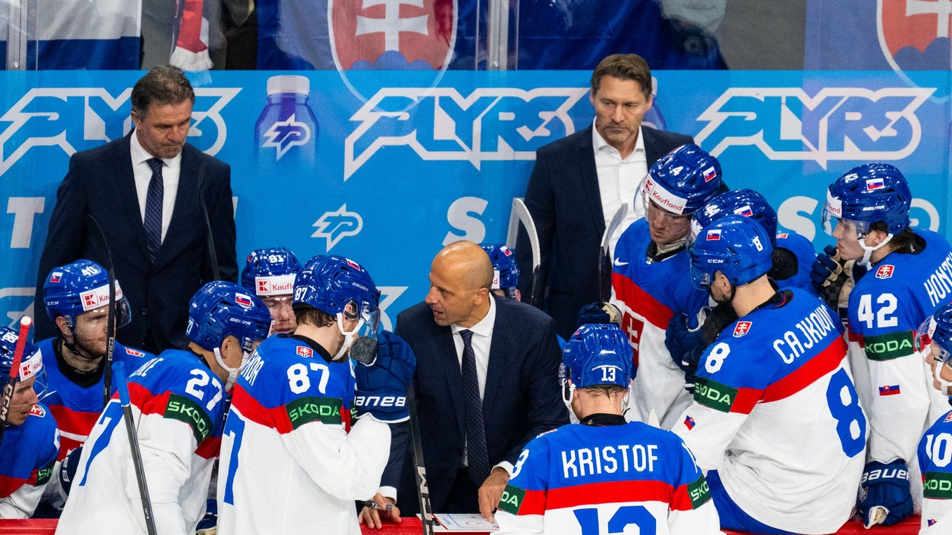 Asistent trénera Róbert Petrovický, uprostred asistent trénera Ján Pardavý a vpravo hore tréner slovenskej hokejovej reprezentácie Vladimír Országh spolu s hráčmi.