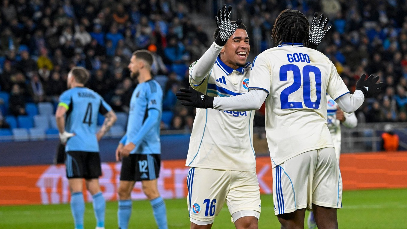 Futbalisti Štrasburgu sa tešia z gólu v zápase Konferenčnej ligy proti Slovanu Bratislava.