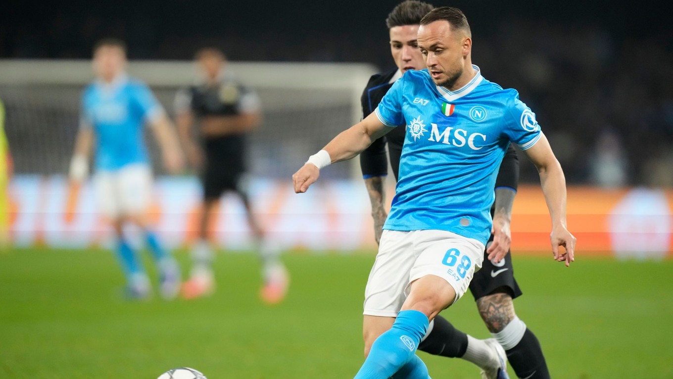 Slovenský futbalista v drese Neapolu Stanislav Lobotka (vpravo) počas zápasu záverečného 8. kola ligovej fázy Ligy majstrov.