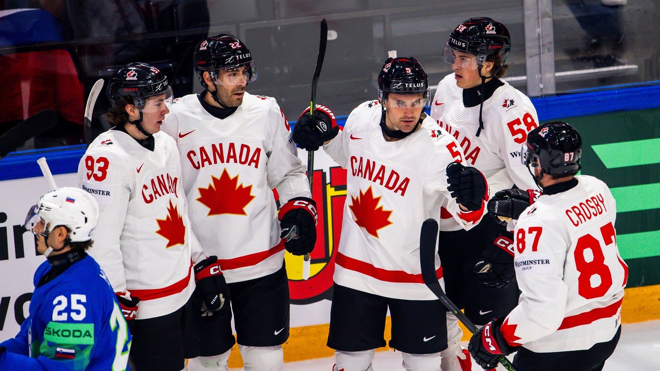 Na snímke hráči Kanady Fraser Minten (93), Evan Bouchard (22), Emmitt Finnie (58) a Sidney Crosby (87) sa tešia z gólu, ktorý strelil ich spoluhráč Denton Mateychuk (5).