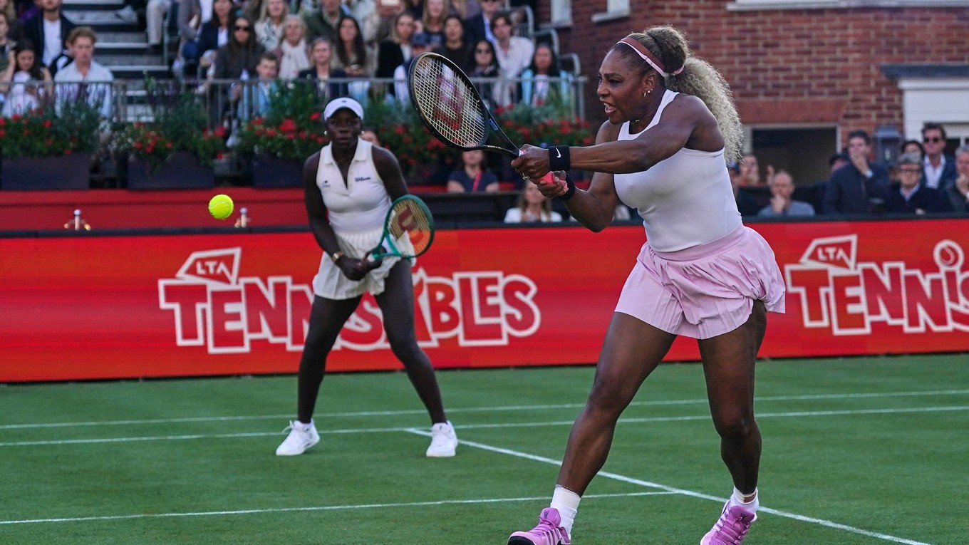 Serena Williamsová (vpravo) a Victoria Mboková na turnaji v Queen's Clube 2026.