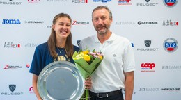 Juniorská grandslamová víťazka vo štvorhre na Roland Garros 2024 Renáta Jamrichová s prezidentom Slovenského tenisového zväzu Miloslavom Mečířom.