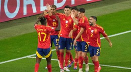 Španielski futbalisti sa tešia z gólu.