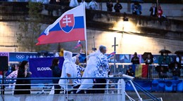 Slovenská výprava počas otváracieho ceremoniálu na OH 2024 v Paríži