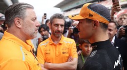 Zľava šéf McLarenu Zak Brown, pretekový inžinier Andrea Stella a jazdec Lando Norris. 