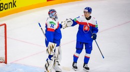 Sebastian Čederle a Adam Húska v zápase Slovensko - Kanada na MS v hokeji 2025. 