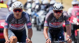 Tímoví kolegovia zo stajne Alpecin - Deceuninck Mathieu van der Poel a Jonas Rickaert počas 9. etapy na Tour de France 2025. 