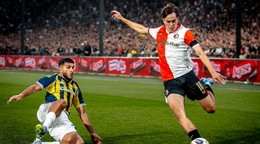 Slovenský futbalista Leo Sauer (vpravo) v zápase Feyenoord - Fenerbahce. 