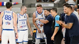 Timotej Malovec, Dalibor Hlivak, Samuel Kincel a tréner Oliver Vidin (všetci Slovensko) v stretnutí  Slovensko - Švajčiarsko.