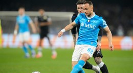 Slovenský futbalista v drese Neapolu Stanislav Lobotka (vpravo) počas zápasu záverečného 8. kola ligovej fázy Ligy majstrov.