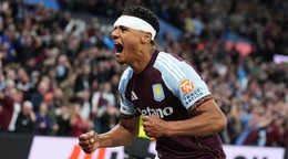 Ollie Watkins oslavuje gól.