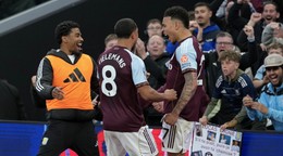 Aston Villa oslavuje gól. 