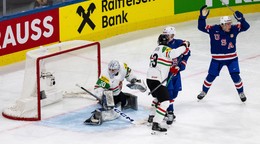 Americký hokejista Ryan Leonard (vpravo) sa raduje z gólu v zápase USA - Maďarsko.