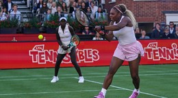 Serena Williamsová (vpravo) a Victoria Mboková na turnaji v Queen's Clube 2026.