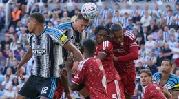 Virgil van Dijk (vpravo) v drese Liverpoolu proti Newcastlu.