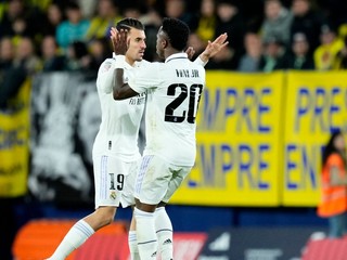 Futbalisti Realu Madrid Dani Ceballos (vľavo) a Vinícius Júnior sa tešia po strelenom góle.