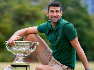 Novak Djokovic s trofejou z Australian Open 2023.
