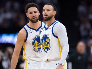Basketbalisti tímu Golden State Warriors, zľava Klay Thompson a Stephen Curry. 