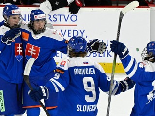 Na snímke vľavo Samuel Kupec (Slovensko) oslavuje po góle so spoluhráčmi, zľava Ján Chovan, Luka Radivojevič  a Theo Kiss v zápase B-skupiny úvodného dňa hokejového turnaja Hlinka Gretzky Cup hráčov do 18 rokov Slovensko - Švajčiarsko. 