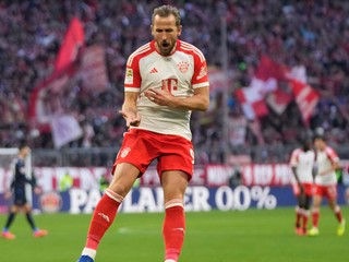 Anglický útočník Bayernu Mníchov Harry Kane sa teší z gólu. 