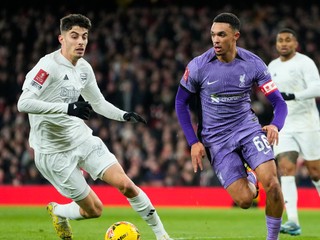 Trent Alexander-Arnold (vpravo) v súboji o loptu s Kaiom Havertzom.