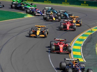 Max Verstappen (v popredí) po štarte Veľkej ceny Austrálie 2024.
