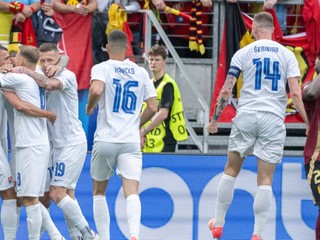 Radosť slovenských futbalistov  po strelení úvodného gólu v zápase Slovensko - Belgicko v skupine E na EURO 2024.
