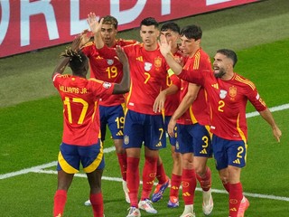 Španielski futbalisti sa tešia z gólu.