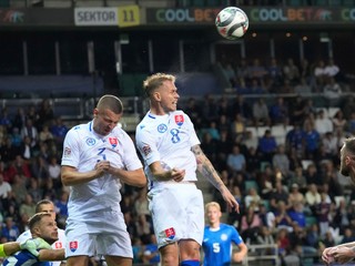 Zľava Denis Vavro, Ondrej Duda a Milan Škriniar v zápase Estónsko - Slovensko v skupine 1 C-divízie Ligy národov.