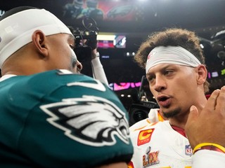 Quarterbackovia Patrick Mahomes (vpravo) a Jalen Hurts v objatí po Super Bowle 2025.