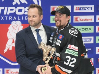 Brankár Jaroslav Janus si preberá ocenenie pre najlepšieho hráča play-off po 7. zápase finále play-off Tipos extraligy medzi HC Košice a HK Nitra.