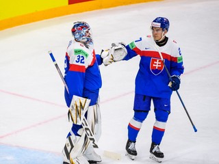 Sebastian Čederle a Adam Húska v zápase Slovensko - Kanada na MS v hokeji 2025. 
