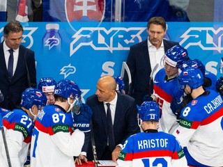 Asistent trénera Róbert Petrovický, uprostred asistent trénera Ján Pardavý a vpravo hore tréner slovenskej hokejovej reprezentácie Vladimír Országh spolu s hráčmi.