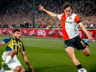 Slovenský futbalista Leo Sauer (vpravo) v zápase Feyenoord - Fenerbahce. 