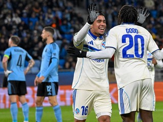 Futbalisti Štrasburgu sa tešia z gólu v zápase Konferenčnej ligy proti Slovanu Bratislava.