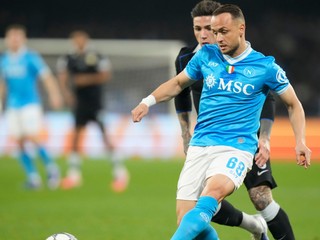 Slovenský futbalista v drese Neapolu Stanislav Lobotka (vpravo) počas zápasu záverečného 8. kola ligovej fázy Ligy majstrov.