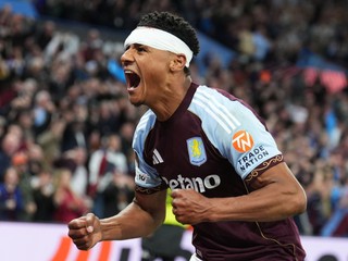 Ollie Watkins oslavuje gól.