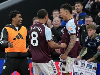 Aston Villa oslavuje gól. 