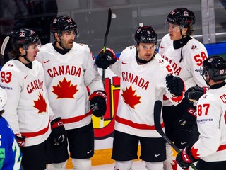 Na snímke hráči Kanady Fraser Minten (93), Evan Bouchard (22), Emmitt Finnie (58) a Sidney Crosby (87) sa tešia z gólu, ktorý strelil ich spoluhráč Denton Mateychuk (5).